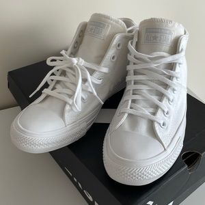 sold *** do not buy Converse Madison mid size 7.5